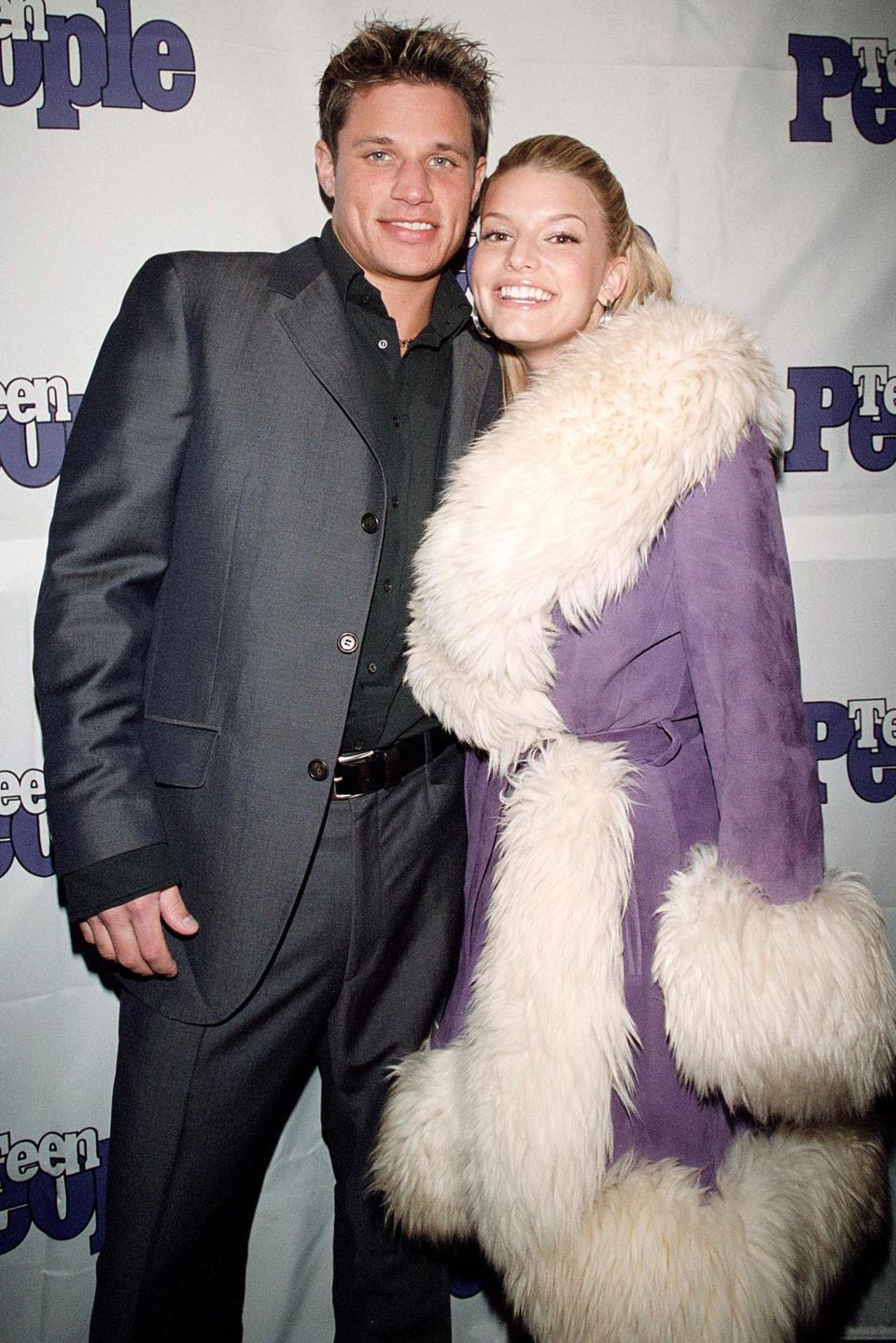 "Was für ein lila Ungetüm trägt Jessica Simpson denn da?!", denken wir, als wir dieses Foto aus dem Januar 2000 entdecken. Etwas erschrocken müssen wir dann allerdings feststellen, dass diese Mäntel damals wirklich der letzte Schrei waren. "Was für ein lila Ungetüm trägt Jessica Simpson denn da?!", denken wir, als wir dieses Foto aus dem Januar 2000 entdecken. Etwas erschrocken müssen wir dann allerdings feststellen, dass diese Mäntel damals wirklich der letzte Schrei waren.