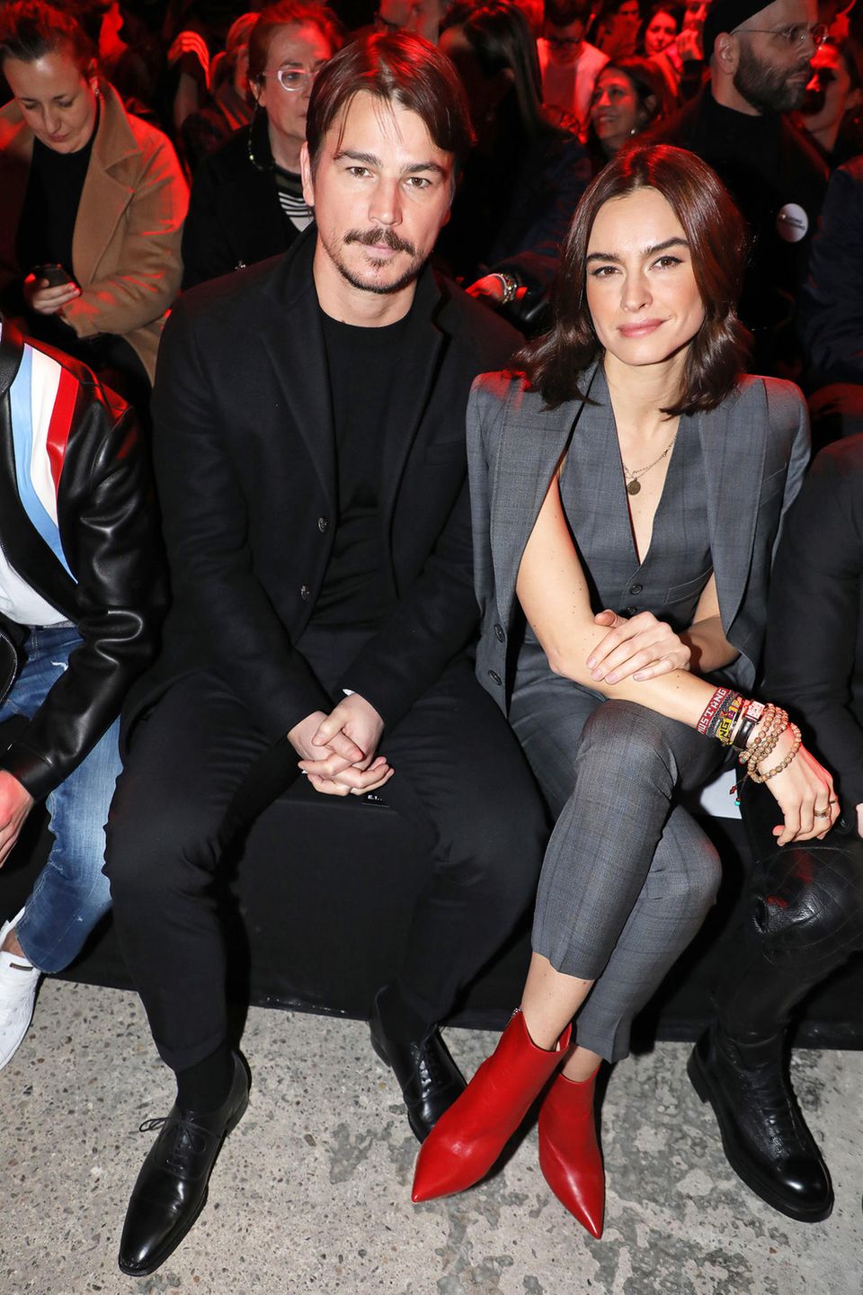 Josh Hartnett und Kasia Smutniak sehen sich in der Frontrow gemeinsam die Show von Dsquared2 an.