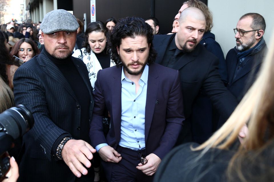 "Game of Thrones"-Star Kit Harington wird auf dem Weg zur "Dolce & Gabbana"-Show von Fans und Bodyguards belagert. "Game of Thrones"-Star Kit Harington wird auf dem Weg zur "Dolce & Gabbana"-Show von Fans und Bodyguards belagert.