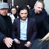"Game of Thrones"-Star Kit Harington wird auf dem Weg zur "Dolce & Gabbana"-Show von Fans und Bodyguards belagert.