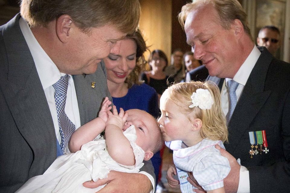 Prinz Carlos (auf dem Arm von König Willem-Alexander) bleibt, egal wie der Rechtsstreit um den Titel für seinen Stiefbruder ausgeht, der Stammhalter des Hauses Bourbon-Parma.