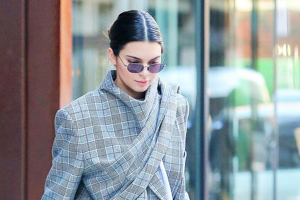 Kendall Jenner in einem karierten Balenciaga-Mantel, der ihrem Alltags-Style ein Upgrade verpasst