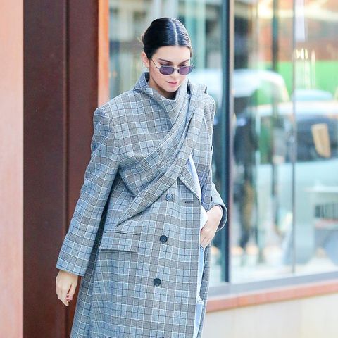 Kendall Jenner in einem karierten Balenciaga-Mantel, der ihrem Alltags-Style ein Upgrade verpasst