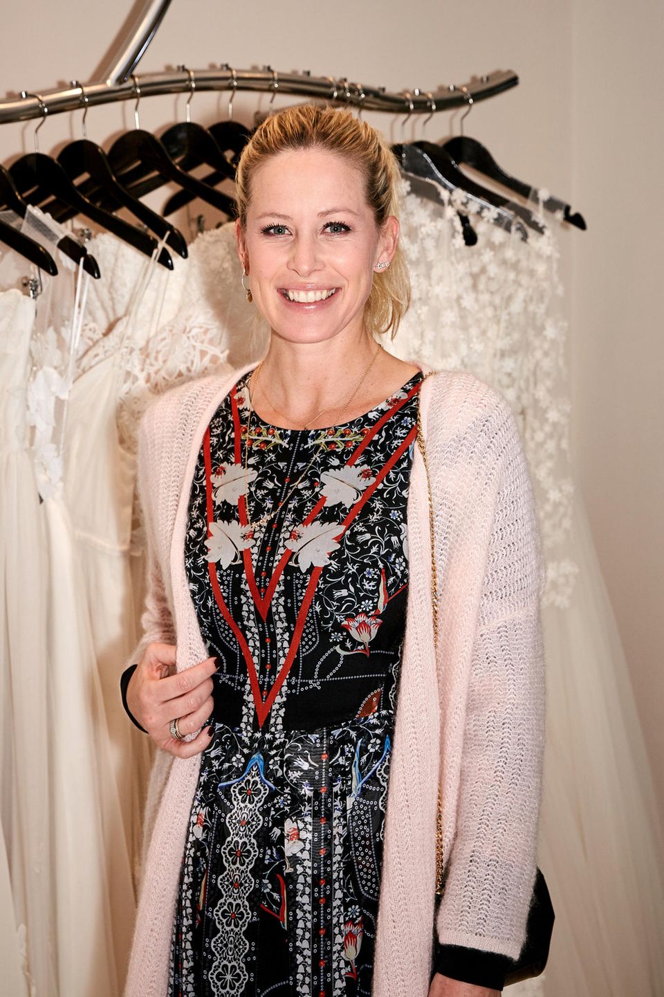 Über eineinhalb Jahre nach der Hochzeit mit Fußball-Star Mario Gómez kehrt Carina Wanzung zurück zu den Designerinnen, die für ihren tollen Braut-Look verantwortlich waren. Das Designer-Duo Kaviar Gauche eröffnete in München einen neuen Bridal Concept Store, wo die Spielerfrau natürlich nicht fehlen durfte.