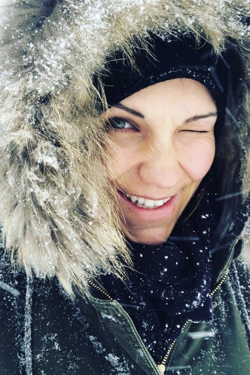 Dick eingepackt, aber happy sendet Sängerin Anna-Maria Zimmermann Grüße aus dem verschneiten Tirol. 