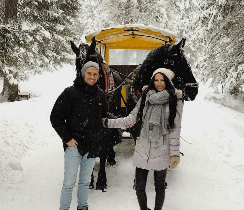 Wie romantisch! Schauspieler Jörn Schlönvoigt überrascht seine Hanna mit einer Pferdeschlittenfahrt durch Tirol. Wie romantisch! Schauspieler Jörn Schlönvoigt überrascht seine Hanna mit einer Pferdeschlittenfahrt durch Tirol.