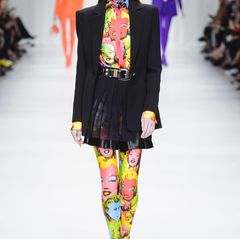 Artificial: Die Designer in Mailand und Paris geben uns eine kleine Nachhilfestunde in Kunst. Akris arbeitet mit den bunten Textildesigns von Alexander Girard, Dior und Prada verewigen klassische Comic-Motive auf den Outfits, und Donatella Versace interpretiert einige Warhol-Signature-Prints ihres vor 20 Jahren ermordeten Bruders Gianni neu
