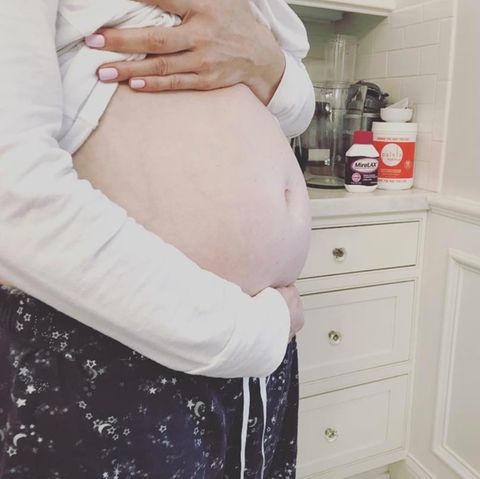 Monica Potter zeigt ihren runden Babybauch