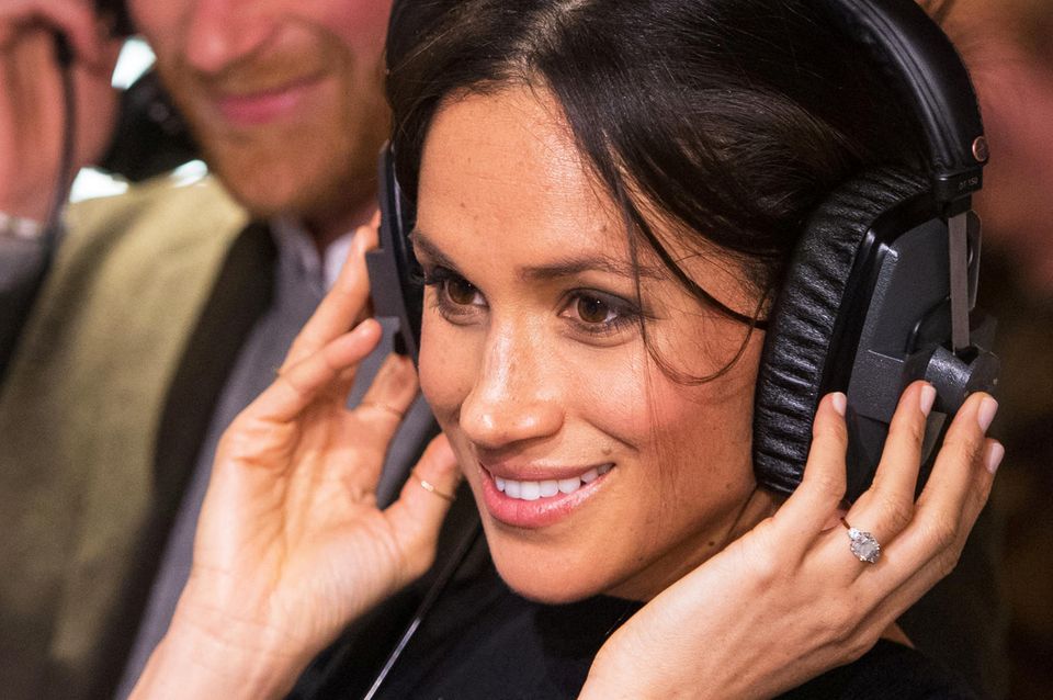 Meghan Markle: Sogar mit wuchtigen Kopfhörern sieht sie cool aus! Stolz schaut Prinz Harry seine Verlobte Meghan an, als die beiden eine Radiostation in London besuchen Sogar mit wuchtigen Kopfhörern sieht sie cool aus! Stolz schaut Prinz Harry seine Verlobte Meghan an, als die beiden eine Radiostation in London besuchen