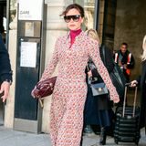 La Beckham zeigt sich bei ihrer Ankunft in Paris in einem gemusterten Maxikleid im 70s-Stil. Die Mode-Ikone ist mit ihrem Ehemann David Beckham für die anstehende Fashion-Week angereist.