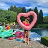 In den Pool steigt Tiffany Trump in einem quietschpinken Bikinioberteil, zu dem zwar ihre Cap, nicht aber das Höschen passt.