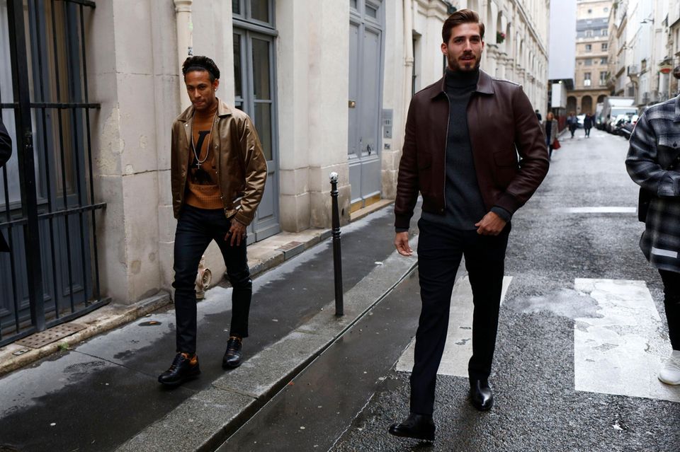 Zwei Fußball-Stars auf dem Weg zur Fashion-Show: Neymar Jr. und Kevin Trapp, beide bei Paris Saint-Germain unter Vertrag, besuchen wie viele andere Stars die Show von Louis Vuitton.
