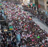 Viele tausend Menschen füllen beim diesjährigen Women's March die Straßen von New York.