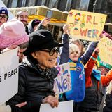 Künstlerin Yoko Ono darf beim Women's March in New York natürlich nicht fehlen.