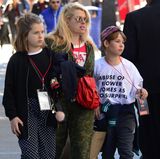 Amanda de Cadenet hat ihre Töchter zur Demo in L.A. mitgebracht.