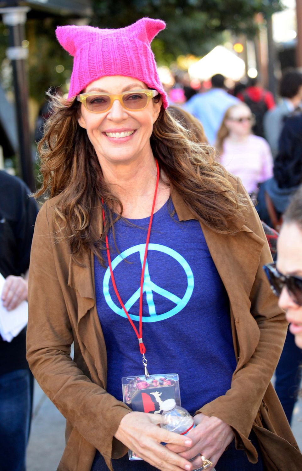 Golden-Globe-Gewinnerin Allison Janney leuchtet in L.A. mit ihrer pinken Mütze. Golden-Globe-Gewinnerin Allison Janney leuchtet in L.A. mit ihrer pinken Mütze.