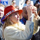 Mira Sorvino, selbst Opfer sexueller Belästigung durch Harvey Weinstein, ist selbstverständlich beim Protest in Los Angeles dabei.