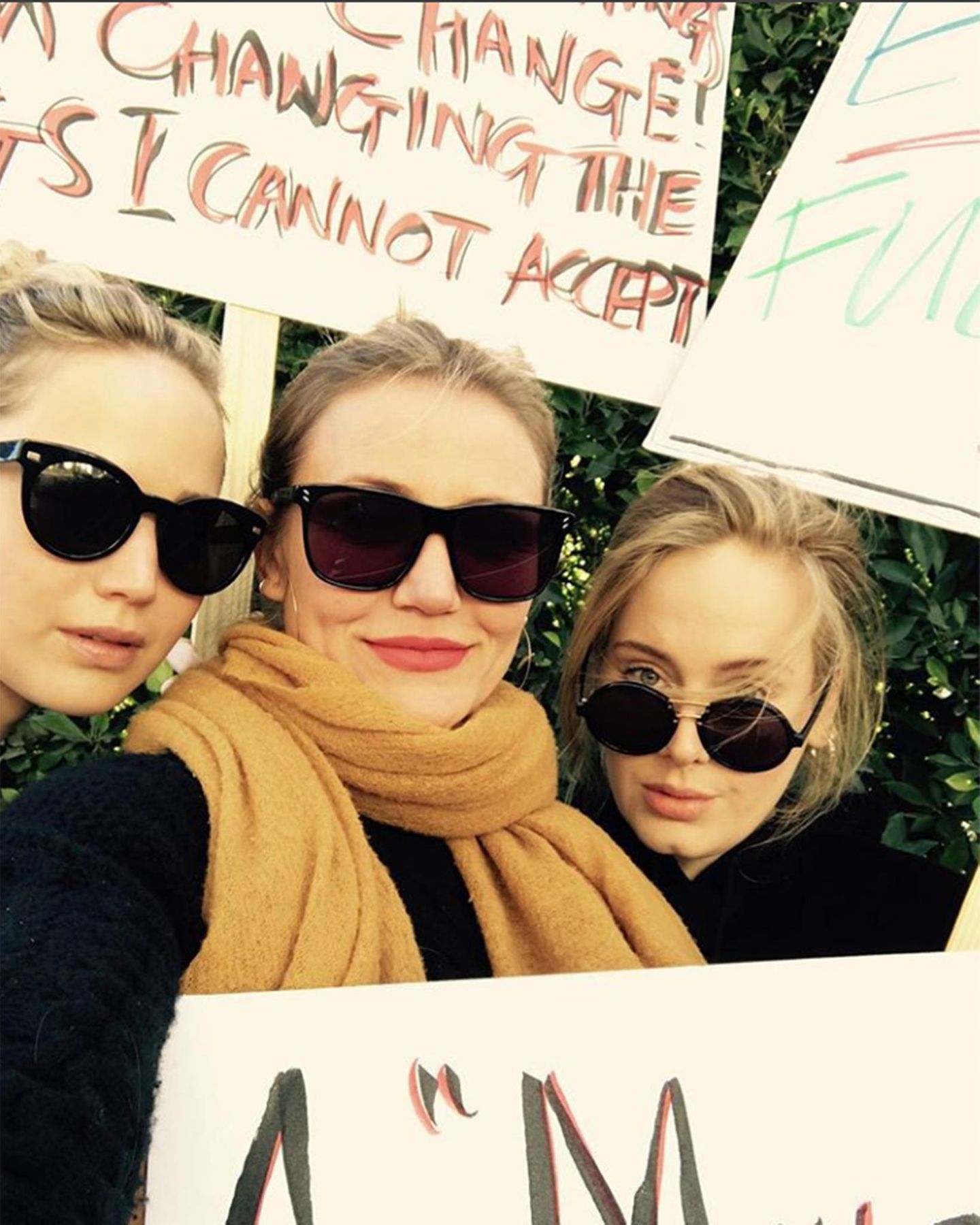Sogar diese drei Superstars zeigten sich beim Women's March: Jennifer Lawrence, Cameron Diaz und Adele, die dieses Selfie mit einem Loblied auf die Frauen in ihren Leben auf Instagram postete.