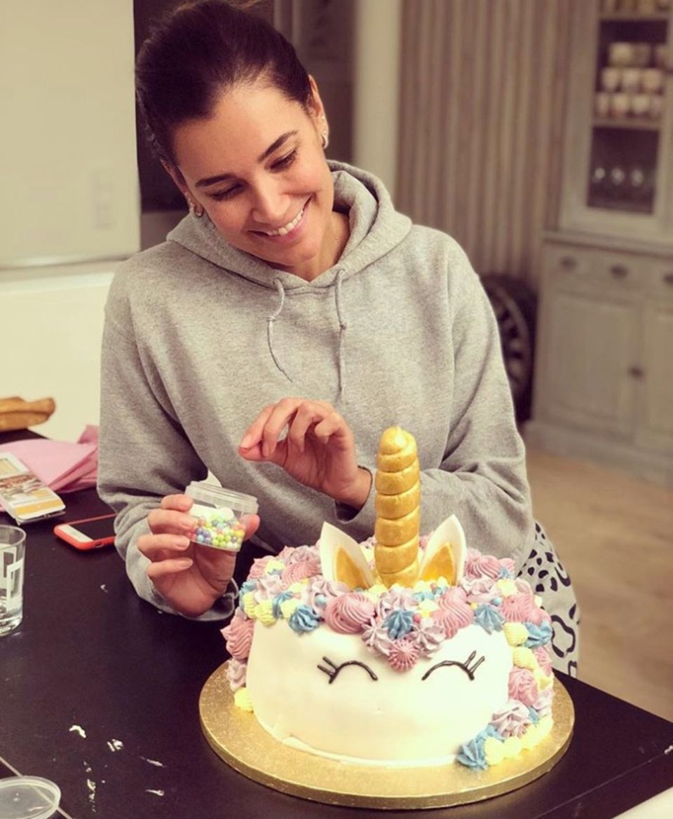 "Mutti ist mal wieder stolz und kann's kaum abwarten, wie unser Geburtstagskind morgen auf die Torte reagieren wird ...", postet Jana Ina Zarella. Doch die Form des Horns lässt manch Instagram-User einfach nicht los: "Das Horn oder die Kerze sieht ein wenig komisch aus. Aber ein Kind sieht das nicht. Ansonsten sehr gut geworden", postet einer ihrer Fans. Ein weiterer Kommentar: "LoL, süß aber etwas komisch gemacht - könnte auch etwas Anderes darstellen." Der glücklichen Mutter dürften solch unpassende Vergleiche egal sein; ihre Tochter wird sich freuen. "Mutti ist mal wieder stolz und kann's kaum abwarten, wie unser Geburtstagskind morgen auf die Torte reagieren wird ...", postet Jana Ina Zarella. Doch die Form des Horns lässt manch Instagram-User einfach nicht los: "Das Horn oder die Kerze sieht ein wenig komisch aus. Aber ein Kind sieht das nicht. Ansonsten sehr gut geworden", postet einer ihrer Fans. Ein weiterer Kommentar: "LoL, süß aber etwas komisch gemacht - könnte auch etwas Anderes darstellen." Der glücklichen Mutter dürften solch unpassende Vergleiche egal sein; ihre Tochter wird sich freuen.