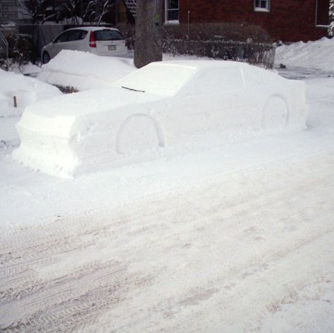 Schnee-Auto im Halteverbot.