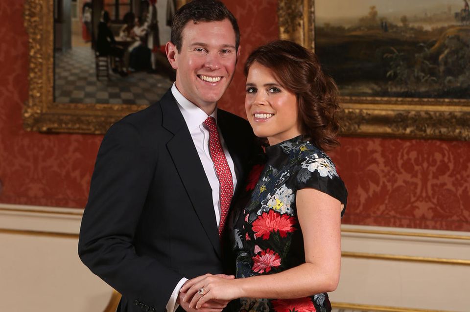 Prinzessin Eugenie und Verlobter Jack Brooksbank posieren anlässlich der Bekanntgabe ihrer Verlobung im Buckingham Palast, London.