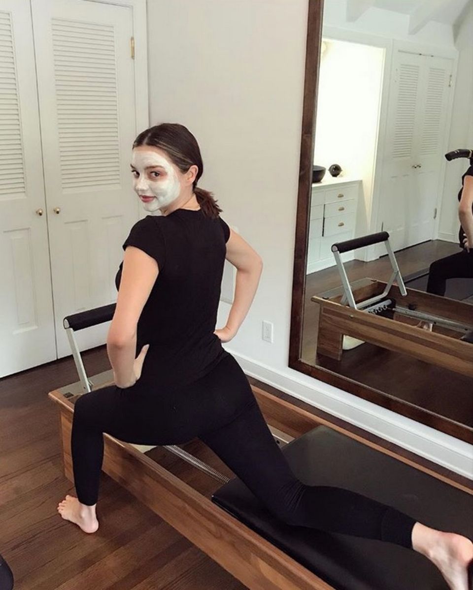 "Multitasking Mumma", postet das schwangere Topmodel Miranda Kerr und zieht ihr Sportprogramm durch. Um sich richtig wohlzufühlen, darf die Gesichtsmaske natürlich nicht fehlen. "Multitasking Mumma", postet das schwangere Topmodel Miranda Kerr und zieht ihr Sportprogramm durch. Um sich richtig wohlzufühlen, darf die Gesichtsmaske natürlich nicht fehlen.