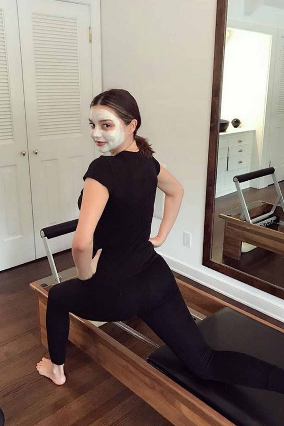 "Multitasking Mumma", postet das schwangere Topmodel Miranda Kerr und zieht ihr Sportprogramm durch. Um sich richtig wohlzufühlen, darf die Gesichtsmaske natürlich nicht fehlen. "Multitasking Mumma", postet das schwangere Topmodel Miranda Kerr und zieht ihr Sportprogramm durch. Um sich richtig wohlzufühlen, darf die Gesichtsmaske natürlich nicht fehlen.
