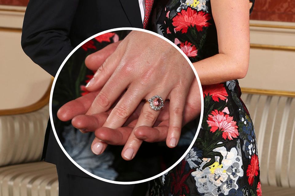 Meghan Markle vs. Prinzessin Eugenie : In diesem Jahr können wir uns neben Prinz Harry und Meghan Markle auf eine weitere royale Hochzeit freuen. Prinzessin Eugenie von York gab heute ihre Verlobung mit ihrem langjährigen Freund Jack Brooksbank bekannt. Ihr Ring ist ein ganz besonderes Stück und erinnert etwas an das Modell von Herzogin Catherine. Statt eines blauen Steines bildet ein Padparadscha-Saphir in Orange-Pink-Tönen den Mittelpunkt, umrahmt von Diamanten. Für das offizielle Foto im Buckingham Palast trug Eugenie ein Kleid von Erdem und Schuhe von Jimmy Choo. In diesem Jahr können wir uns neben Prinz Harry und Meghan Markle auf eine weitere royale Hochzeit freuen. Prinzessin Eugenie von York gab heute ihre Verlobung mit ihrem langjährigen Freund Jack Brooksbank bekannt. Ihr Ring ist ein ganz besonderes Stück und erinnert etwas an das Modell von Herzogin Catherine. Statt eines blauen Steines bildet ein Padparadscha-Saphir in Orange-Pink-Tönen den Mittelpunkt, umrahmt von Diamanten. Für das offizielle Foto im Buckingham Palast trug Eugenie ein Kleid von Erdem und Schuhe von Jimmy Choo.