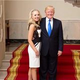 14. Juni 2017  Donald Trump feiert seinen ersten Geburtstag als US-Präsident. Zum 71. Wiegenfest gratuliert Tiffany Trump mit diesem Vater-Tochter-Schnnappschuss, der im Weißen Haus aufgenommen wurde, auf Instagram. "Alles Liebe zum Geburtstag, Dad! Ich liebe dich", schreibt die 23-Jährige dazu. 
