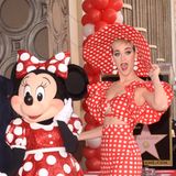 22. Januar 2018   Besonders Kinder dürften sich über den neuen Stern am "Walk of Fame" freuen: Disneys Minnie Mouse wird mit der begehrten Bodenfliese geehrt. Begleitet wird Mickeys Angebetete von Stars wie Katy Perry. Die Sängerin hat sich extra dafür ein rotes Pünktchenkleid für den lustigen "Minnie Mouse"-Partnerlook ausgesucht.