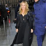 Draußen hat Kylie Minogue noch mit dem schlechten Wetter zu kämpfen. Ihr Strahlen verliert sie trotzdem nicht.
