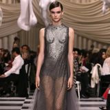 Dieses Kleid mit optischer Täuschung ist eines der Runway-Highlights bei Dior. 
