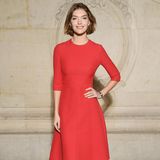 In die erste Reihe von Dior hat es auch Arizona Muse verschlagen, die vor der Schau in ihrem strahlend roten Kleid für die Kameras posiert.