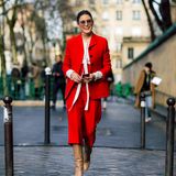 Als Lady in Red ist Olivia Palermo auf dem Weg zur Show von Dior und sieht fantastisch aus.
