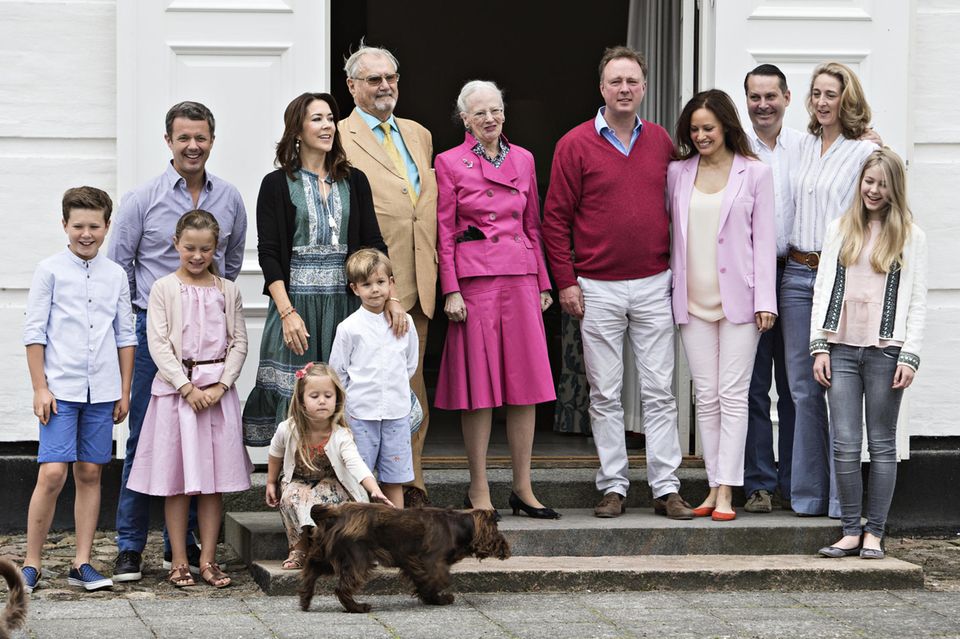 2016 sieht man Carina Axelsson (4.v.r.), neben Prinz Gustav, beim sommerlichen Fototermin der dänischen Königsfamilie. Zu diesem Zeitpunkt war Gustavs Schwester Alexandra (2.v.r.) noch mit ihrem Mann Graf Jefferson zusammen.