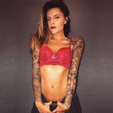 "Wenn deine sexy Freundin dir sexy Unterwäsche schickt" schreibt Sophia Thomalla zu diesem heißen Foto auf Instagram. Sie trägt einen roten BH aus der Kollektion von Sylvie Meis und zeigt sich dabei gewohnt provokant.
