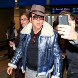 Am Flughafen der Stadt Salt Lake City wird Nicolas Cage beim Autogramm-Schreiben und Selfie-Knipsen gesichtet. Bei näherer Betrachtung fallen zwei Merkwürdigkeiten auf: Erstens, der Schauspieler hat zwei Hüte und Sonnenbrillen dabei, und zweitens er sieht einem Rockmusiker zum Verwechseln ähnlich ...