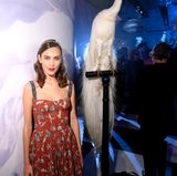 Für die Party begibt sich auch Alexa Chung in das Rodin Museum, das surrealistisch geschmückt wurde.
