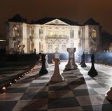 Das Rodin Museum verwandelt sich für den Dior-Ball in einen surrealistischen Schauplatz. Fast könnte man meinen, man würde hier in Alice' Wunderland entführt worden sein.