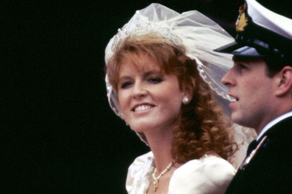 Bei ihrer Hochzeit in 1986 trägt Sarah Ferguson die Tiara zum ersten Mal und kombiniert sie mit einem voluminösen Schleier.