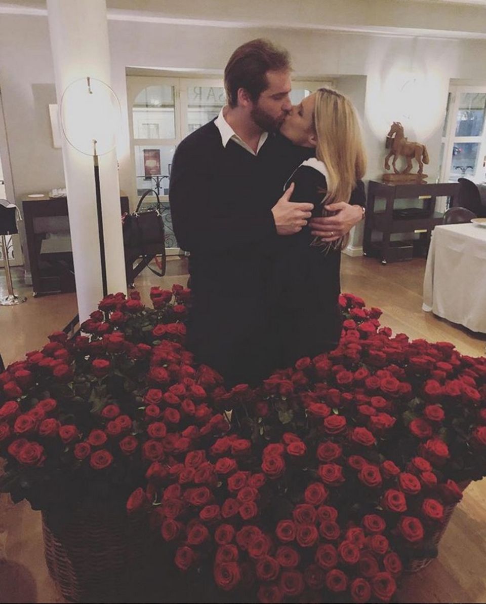 24. Januar 2018 "Das schönste Geschenk... Liebe", postet Michelle Hunziker und knutscht mit ihrem Ehemann Tomaso Trussardi in einem Meer aus Rosen. 24. Januar 2018 "Das schönste Geschenk... Liebe", postet Michelle Hunziker und knutscht mit ihrem Ehemann Tomaso Trussardi in einem Meer aus Rosen.