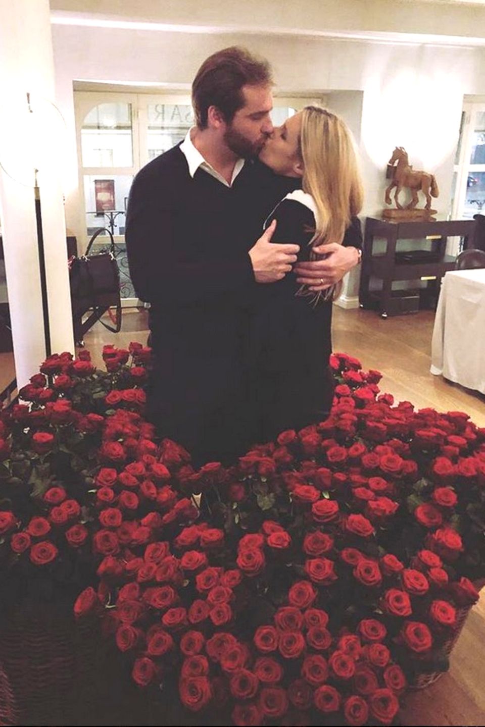 24. Januar 2018  "Das schönste Geschenk... Liebe", postet Michelle Hunziker und knutscht mit ihrem Ehemann Tomaso Trussardi in einem Meer aus Rosen. 
