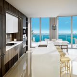Dinner mit Ausblick. Die Küche und der Essbereich bieten einen Panoramaausblick auf die Biscayne Bay. Die Gesamtwohnfläche des Luxusapartments von Timberland beträgt ca. 437 Quadratmeter. Komplettiert wird die Wohneinheit durch eine ca. 121 Quadratmeter große Terrasse.