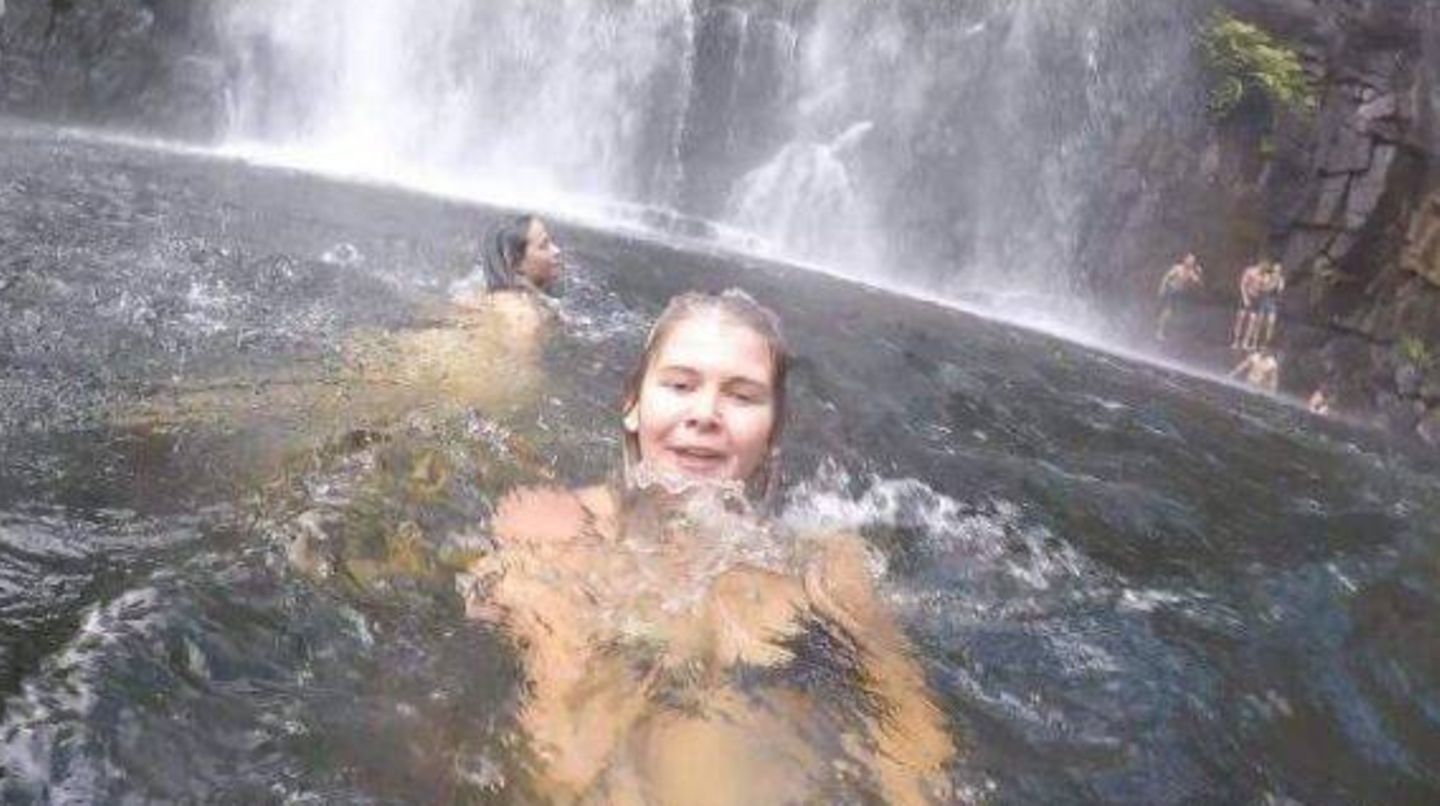Случайно попавшая мамой. Аннека Бадинг. Купание в водопаде. Девушка купается в водопаде. Девушка у водопада.