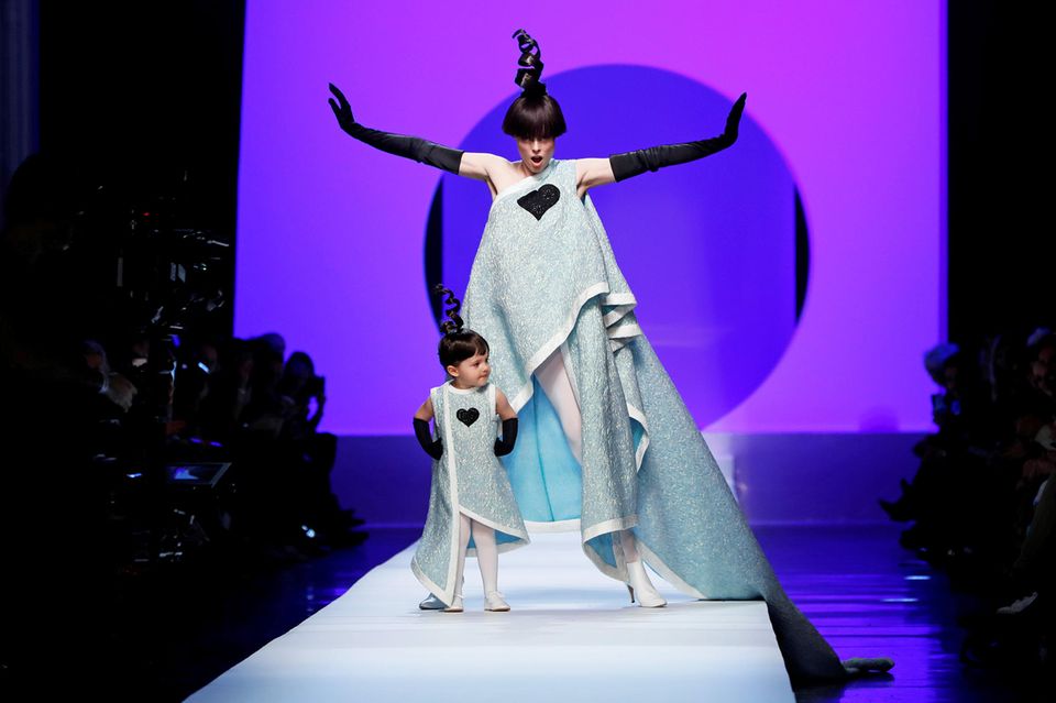Platz da! Hier kommt mein Mini-Me! Topmodel Coco Rocha und ihre süße Tochter Ioni bezaubern bei der Show von Jean Paul Gaultier im Partnerlook. 