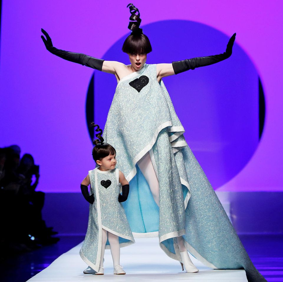 Platz da! Hier kommt mein Mini-Me! Topmodel Coco Rocha und ihre süße Tochter Ioni bezaubern bei der Show von Jean Paul Gaultier im Partnerlook. 
