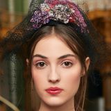 Chanel setzt für die Haute Couture Show auf hübsche Gesichter, die romantisch-mädchenhaft geschminkt werden: Passend zur Location - der Pariser Grand Palais wurde in eine betörende Gartenlandschaft verwandelt - ist das Make-up frisch und rosig. 