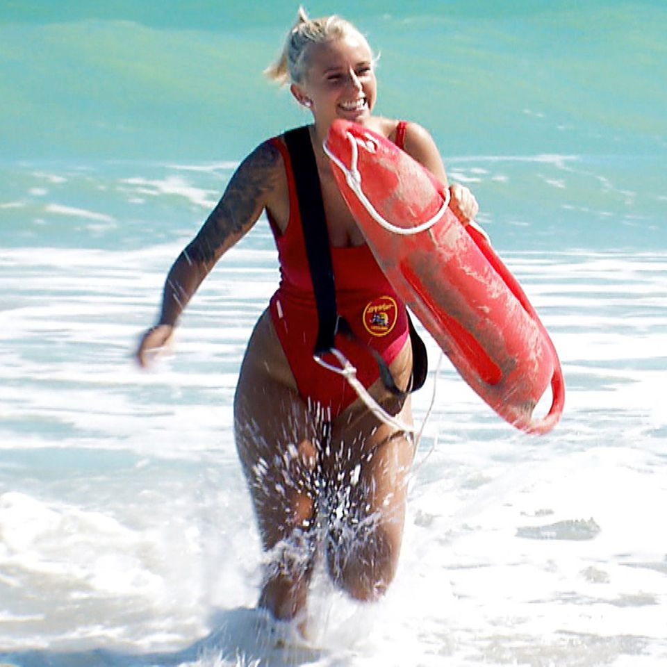 Carina im Baywatch-Look in den Fluten