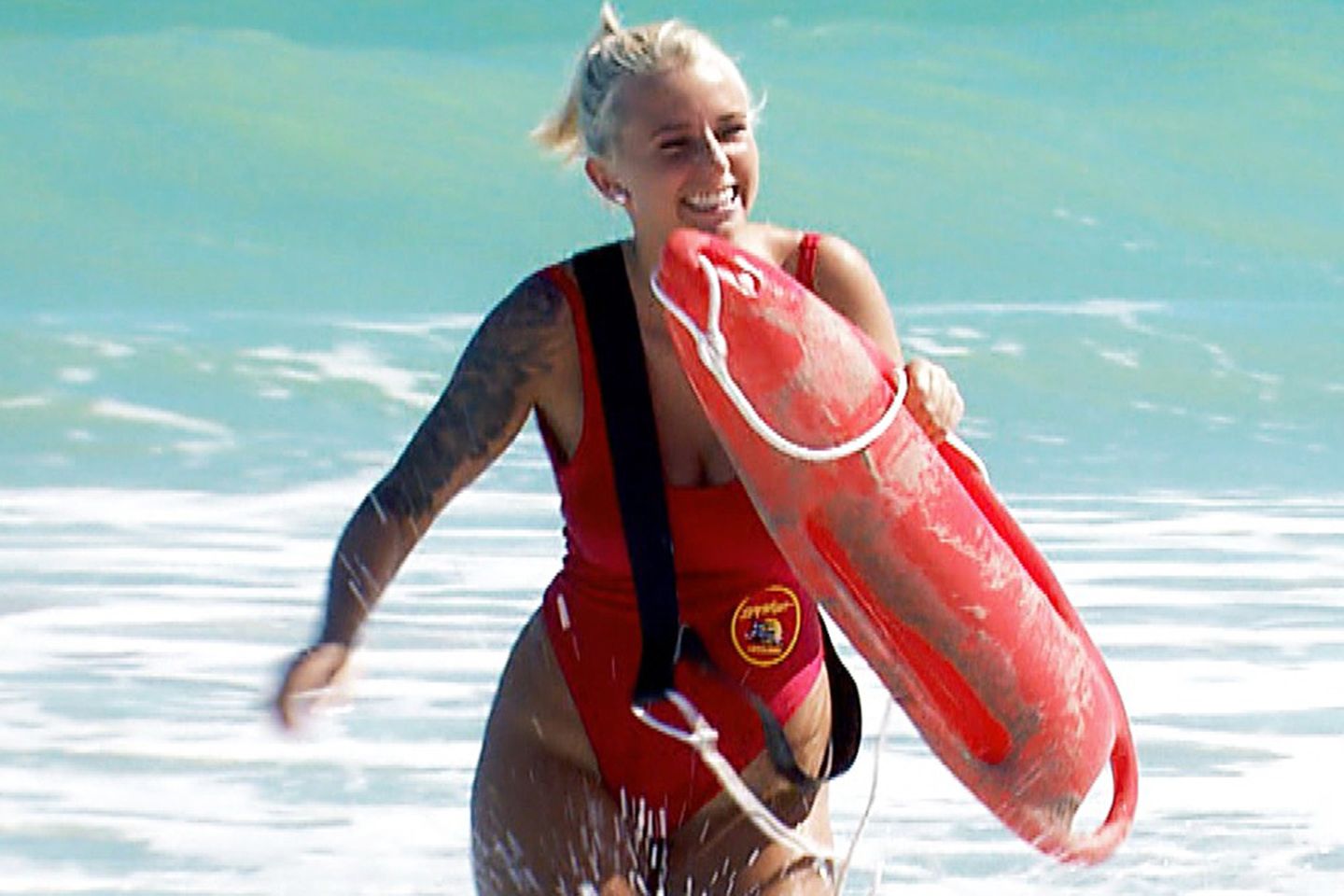 Carina im Baywatch-Look in den Fluten