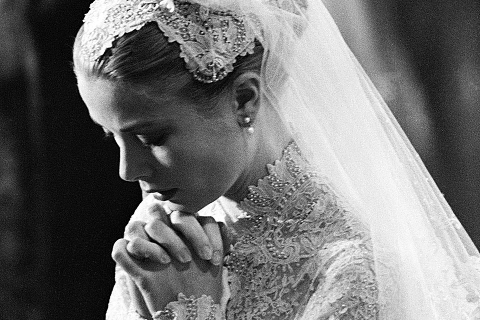 Royale Wedding-Trendsetterin: Wie bereits Königin Victoria entscheidet sich Grace Kelly bei ihrer Hochzeit mit Fürst Rainier gegen ein Diadem. Stattdessen trägt sie einen mit Spitze besetzten Kopfschmuck, auch "Juliet Cap" genannt. Wie bereits Königin Victoria entscheidet sich Grace Kelly bei ihrer Hochzeit mit Fürst Rainier gegen ein Diadem. Stattdessen trägt sie einen mit Spitze besetzten Kopfschmuck, auch "Juliet Cap" genannt.